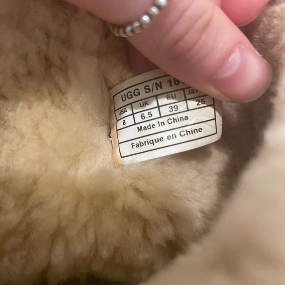 Ugg Bailey Button Tan Boot - size 8 - Picture 10 of 10